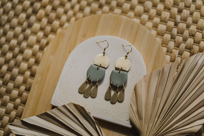 SANSA - eukalyptus grüne Polymer Ton Ohrringe im Boho Look
