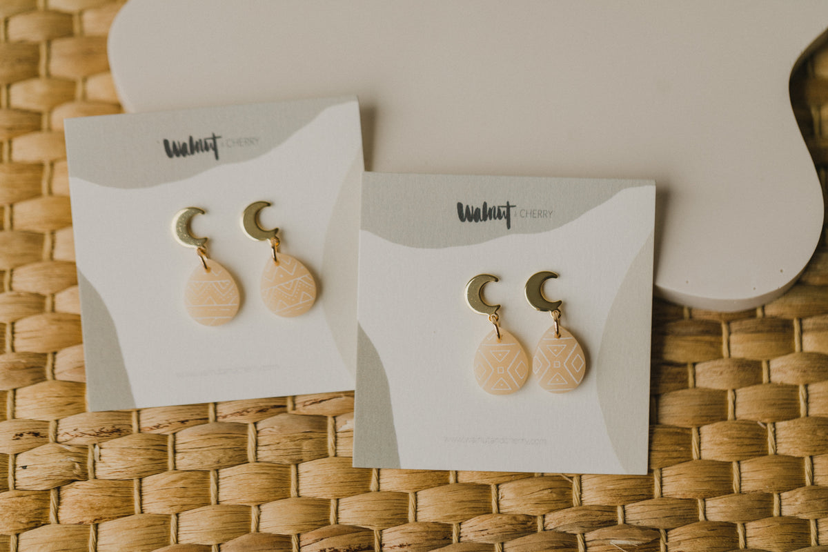 beige Polymer Ton Ohrringe mit Mond Ohrstecker