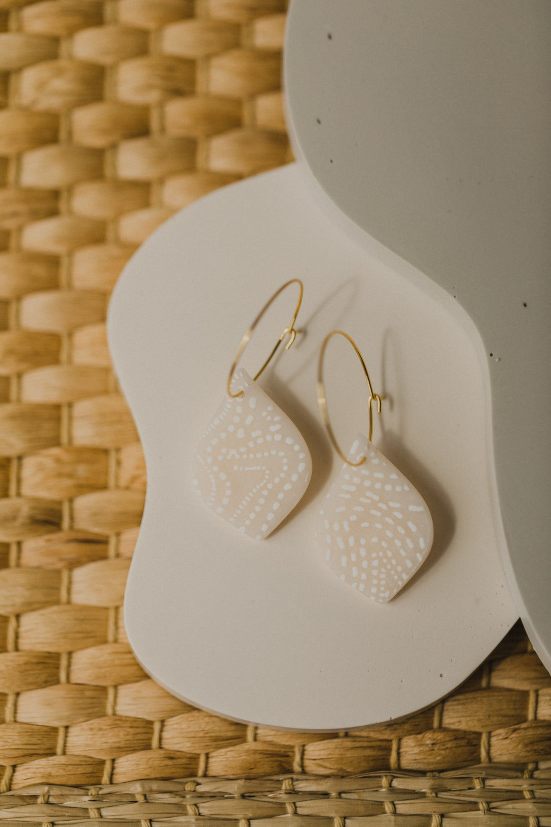 beige Polymer Ton Ohrringe mit weißem Muster