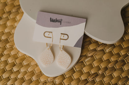 beige Polymer Ton Ohrringe mit weißem Muster