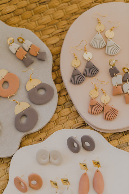 LEONIE - ovale organische Ohrstecker aus Polymer Ton