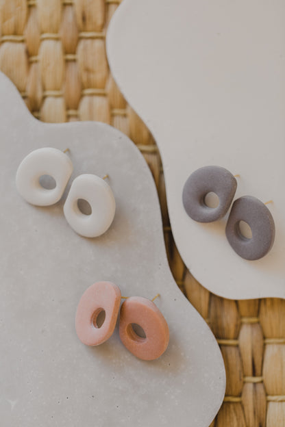 LEONIE - ovale organische Ohrstecker aus Polymer Ton