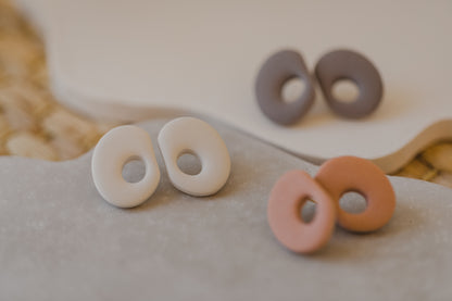 LEONIE - ovale organische Ohrstecker aus Polymer Ton