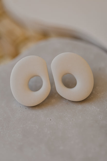LEONIE - ovale organische Ohrstecker aus Polymer Ton