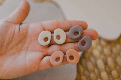 LEONIE - ovale organische Ohrstecker aus Polymer Ton