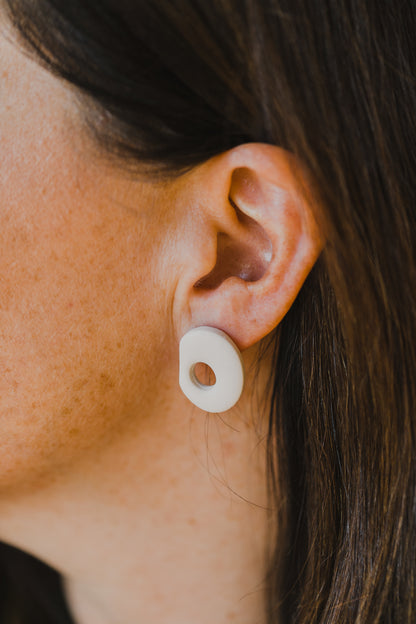 LEONIE - ovale organische Ohrstecker aus Polymer Ton