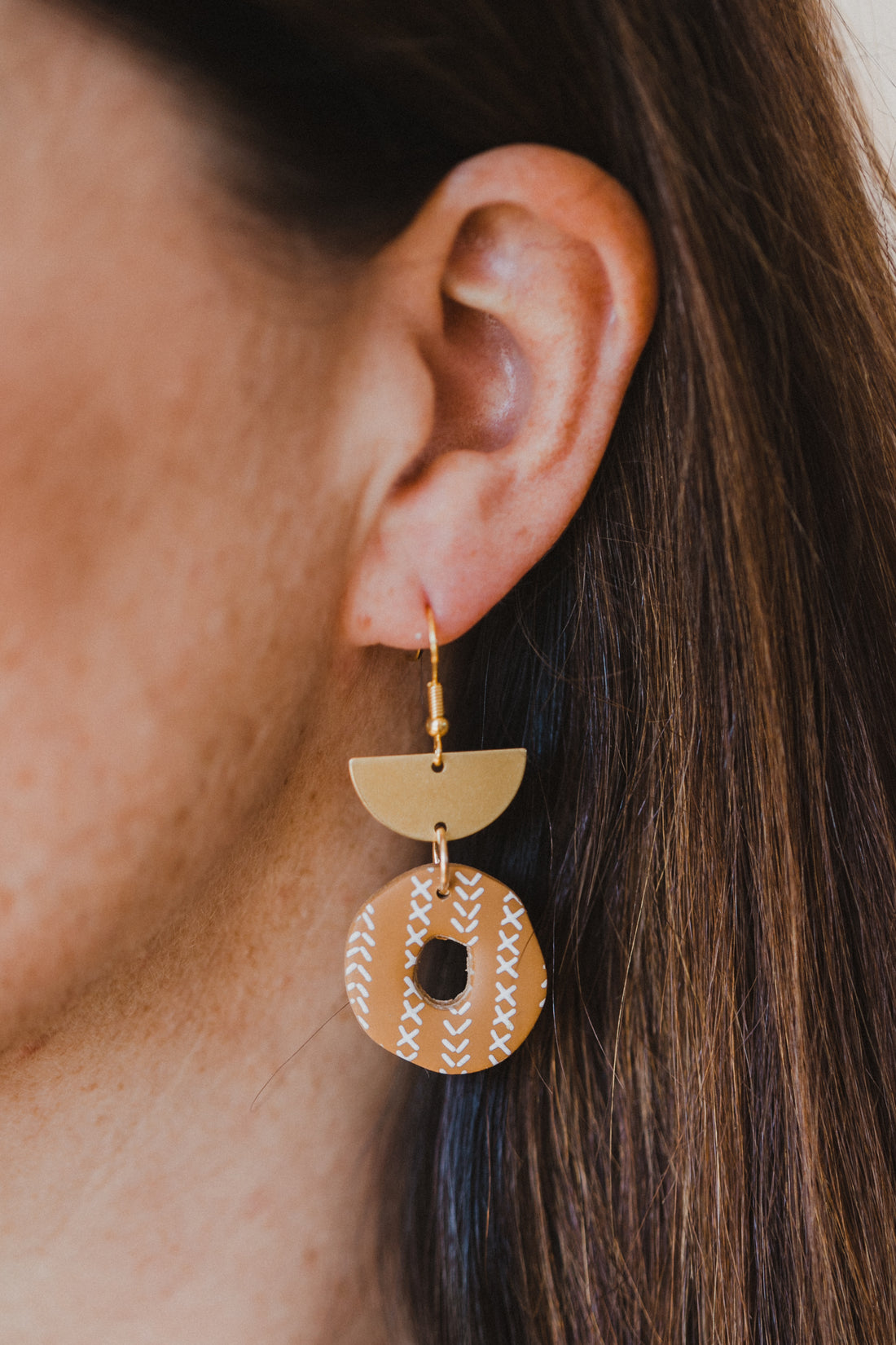 braune Polymer Ton Ohrringe mit weißem Boho Muster