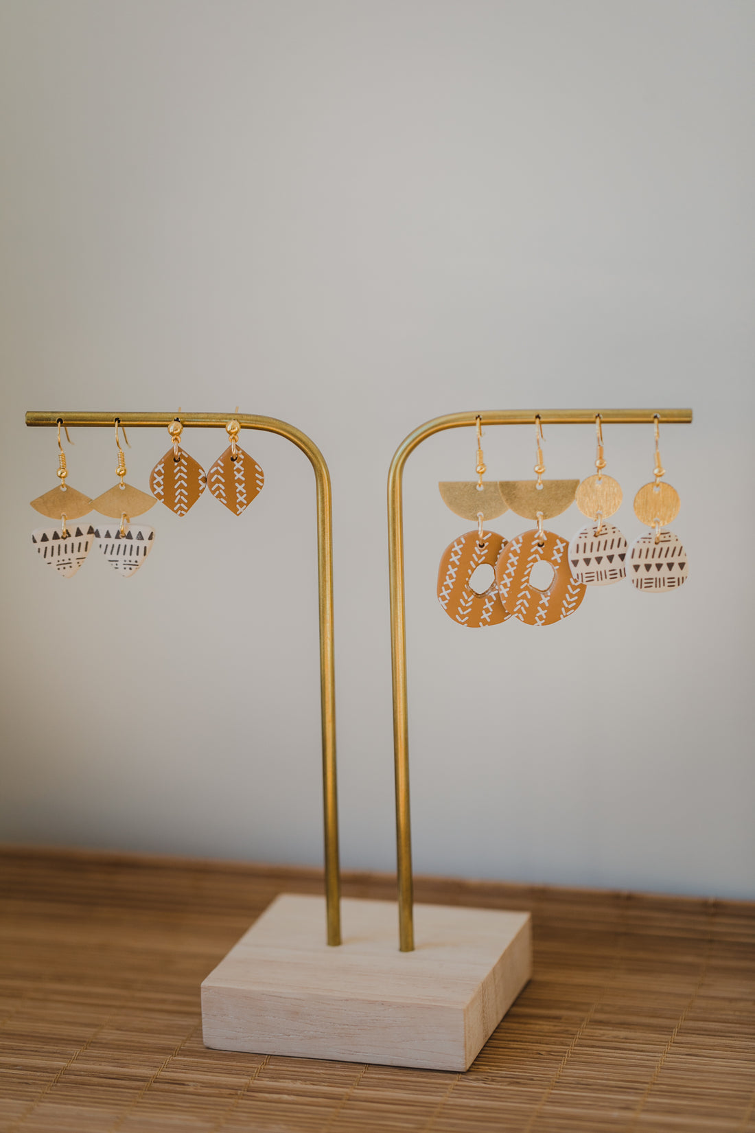 braune Polymer Ton Ohrringe mit weißem Boho Muster