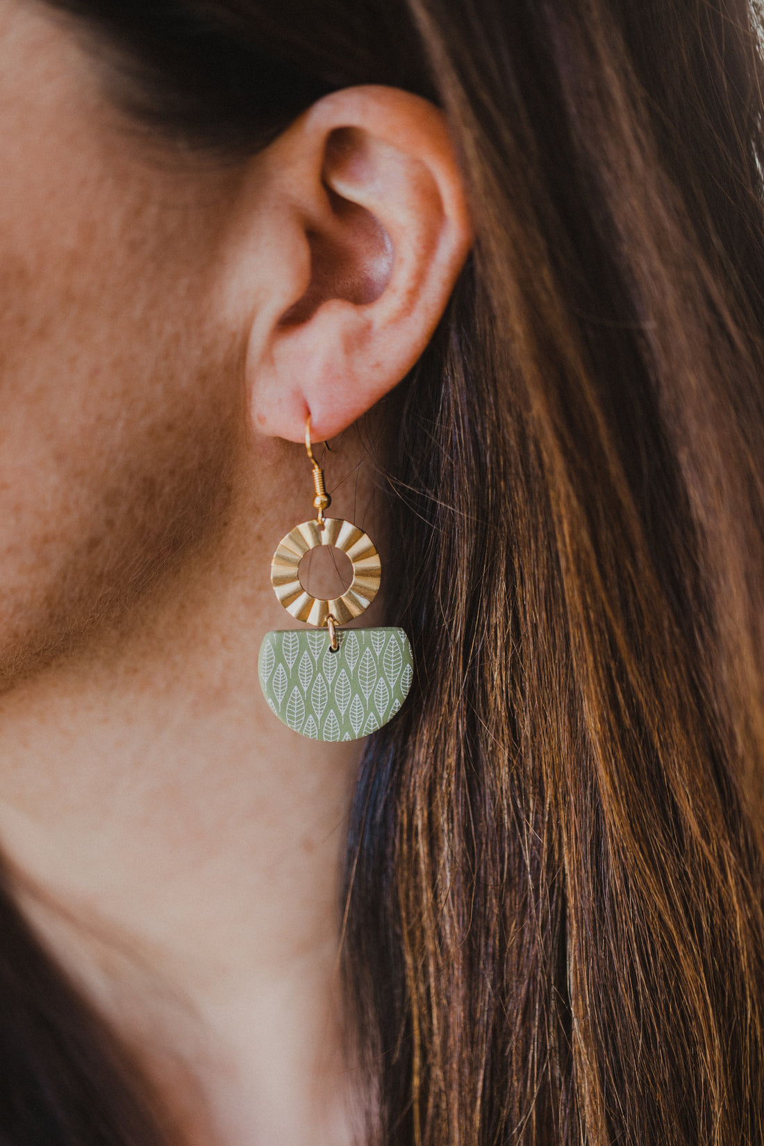 grüne Polymer Ton Ohrringe mit weißem Boho Muster