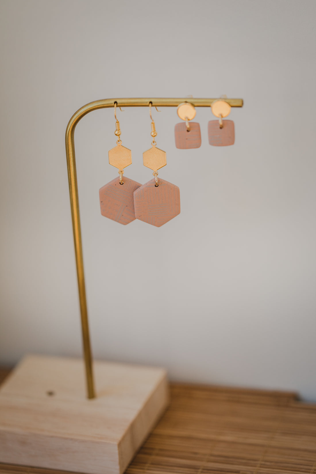 rosa Polymer Ton Ohrringe mit grauem Boho Muster