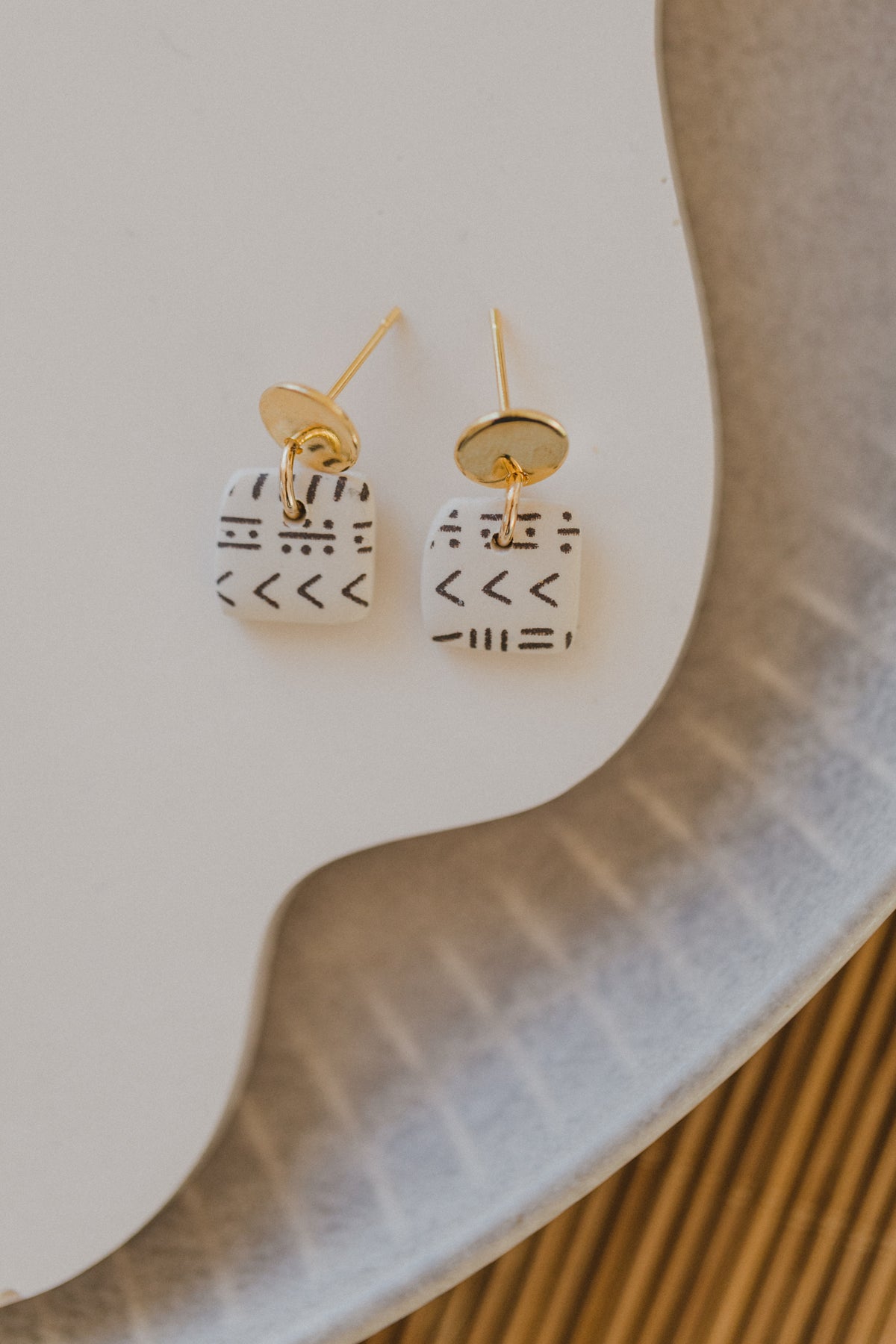 helle Polymer Ton Ohrringe mit dunklem Boho Muster