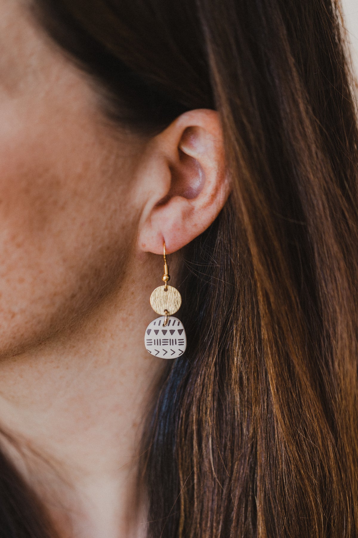 helle Polymer Ton Ohrringe mit dunklem Boho Muster