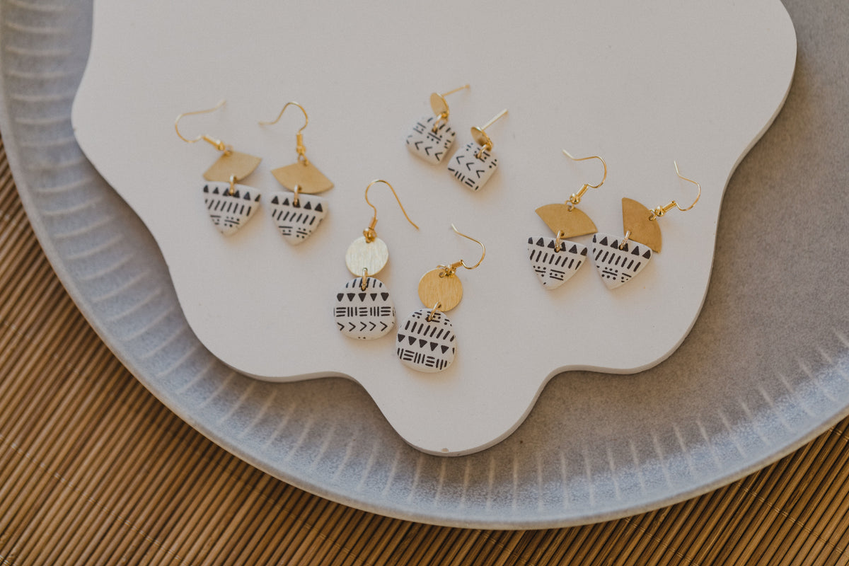 helle Polymer Ton Ohrringe mit dunklem Boho Muster