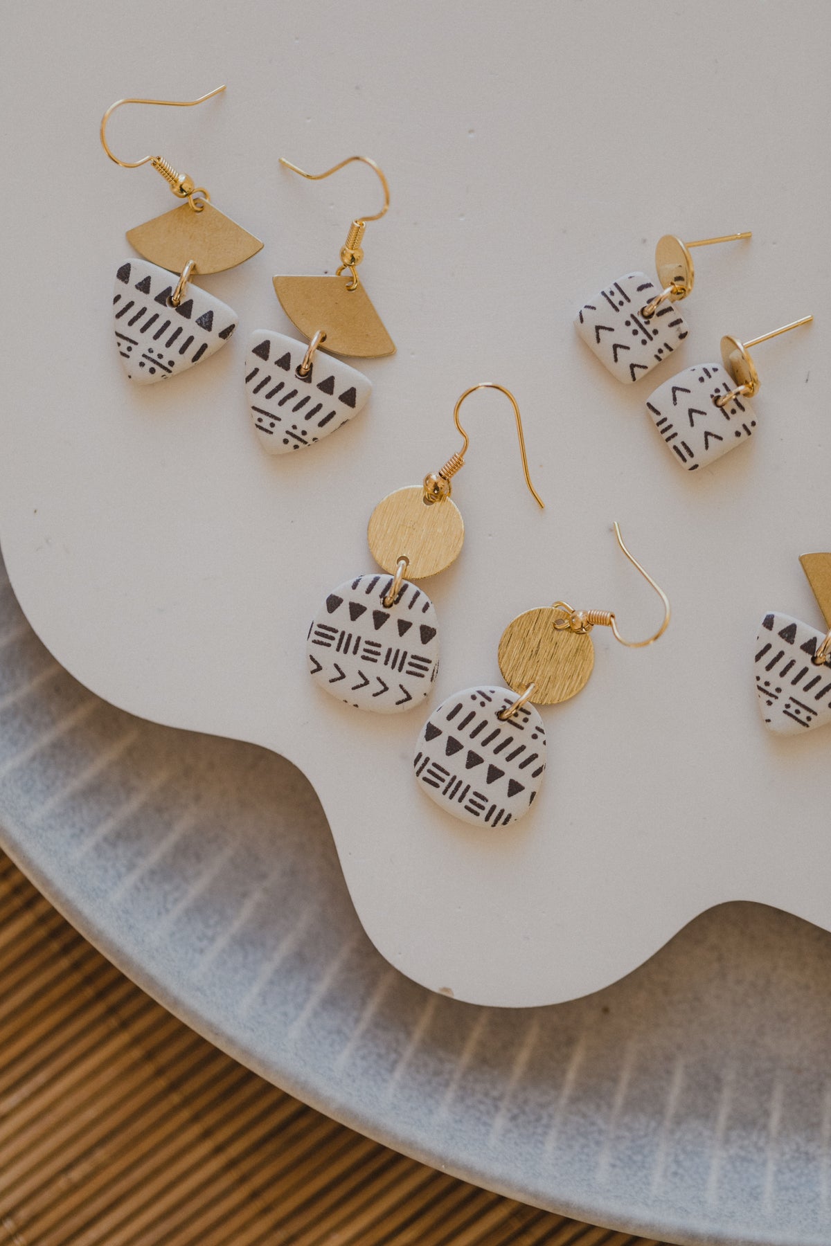 helle Polymer Ton Ohrringe mit dunklem Boho Muster