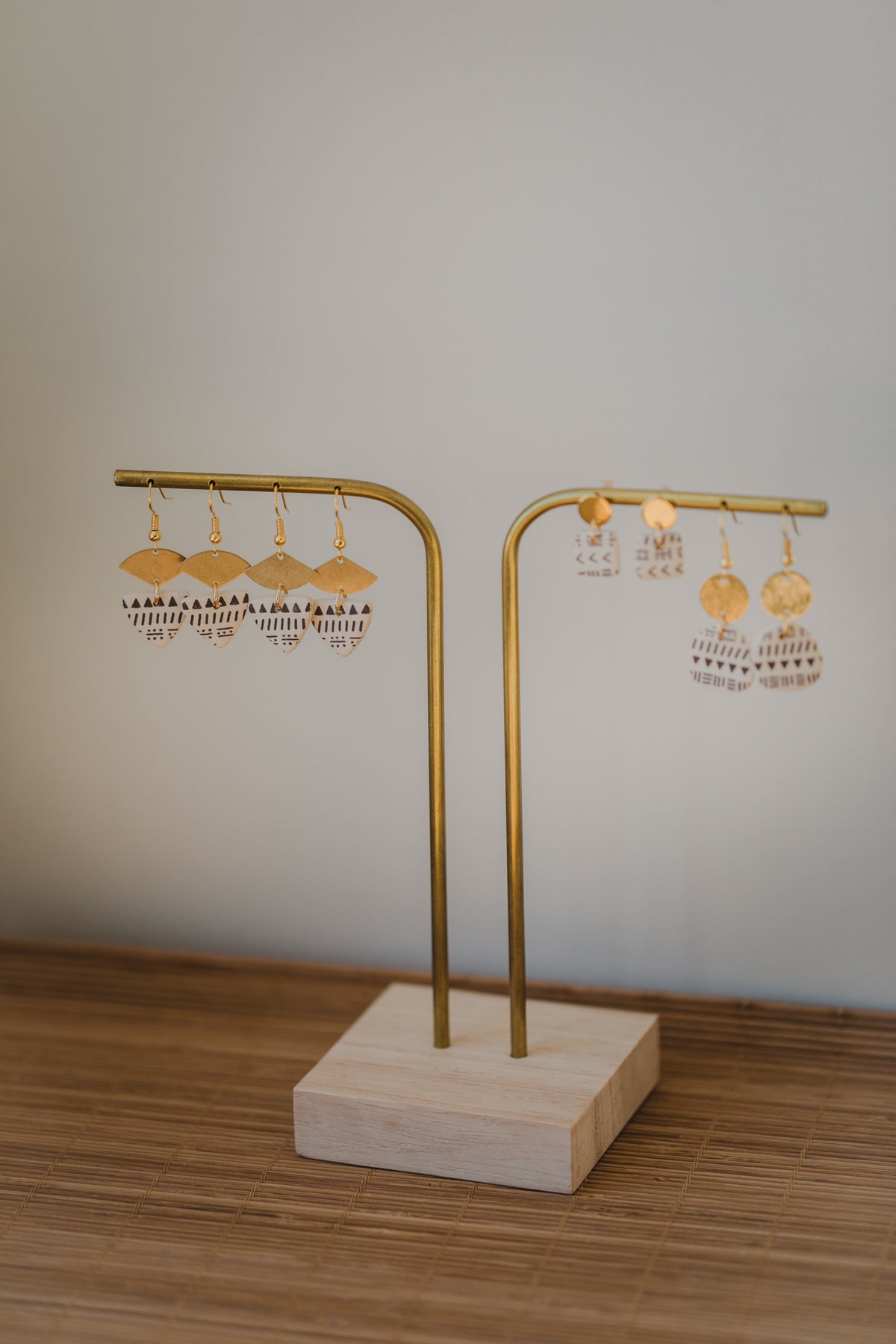 helle Polymer Ton Ohrringe mit dunklem Boho Muster
