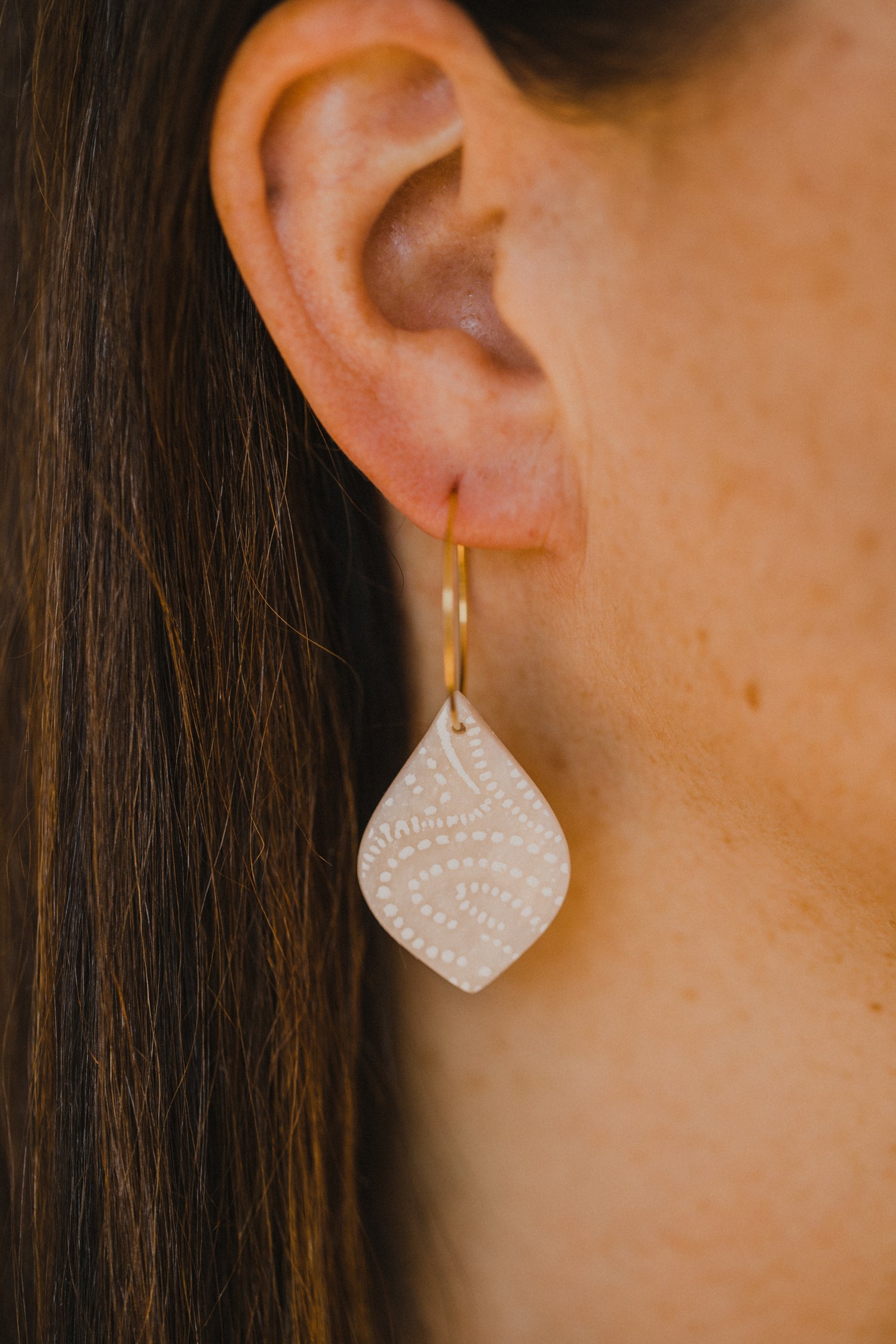 beige Polymer Ton Ohrringe mit weißem Muster