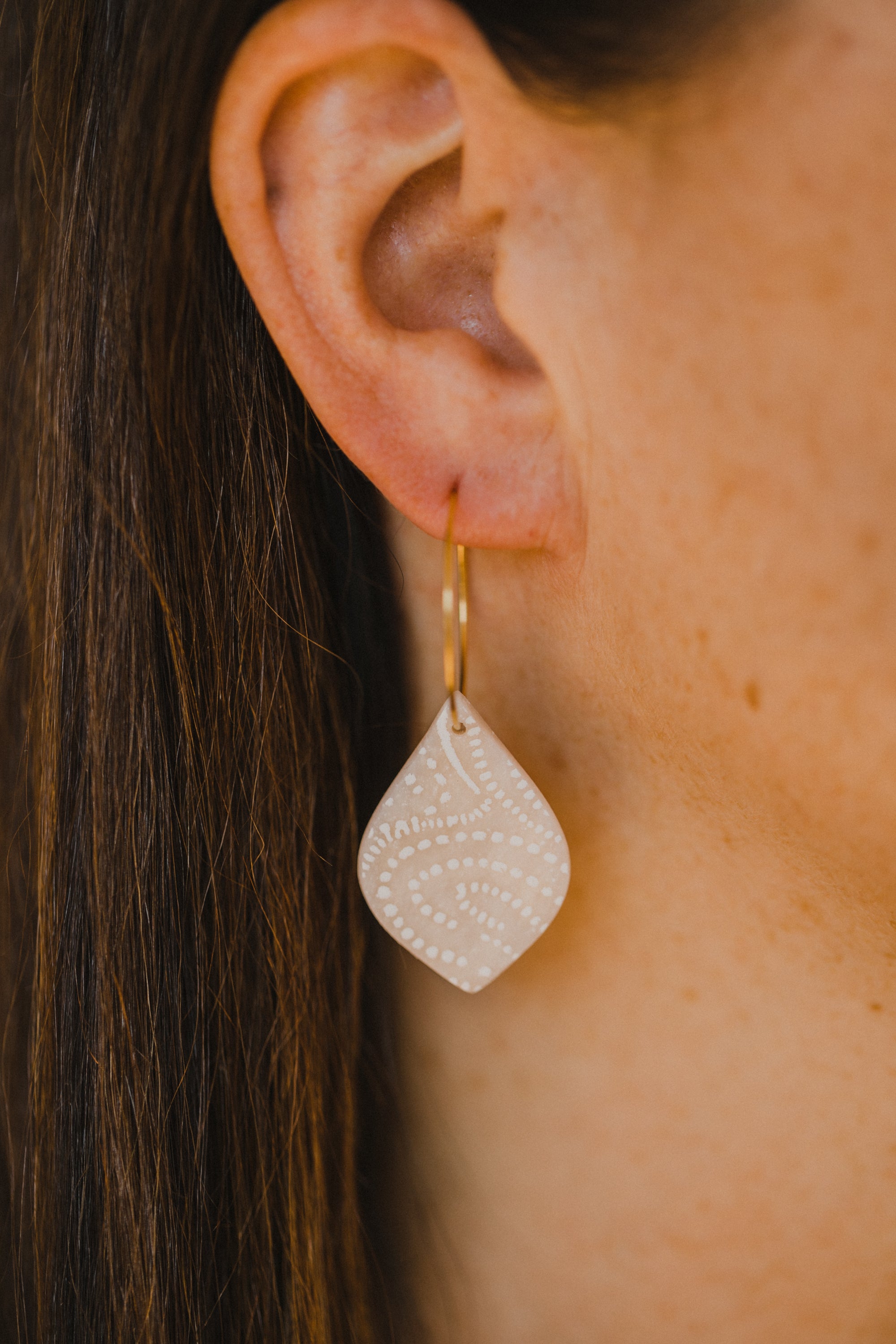 beige Polymer Ton Ohrringe mit weißem Muster