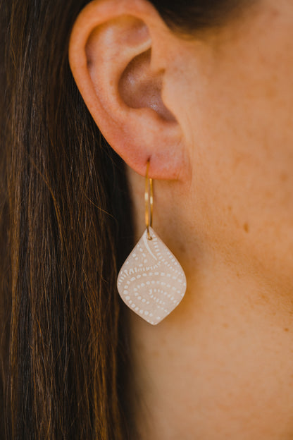 beige Polymer Ton Ohrringe mit weißem Muster