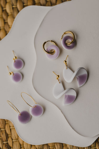 weiß - lila Polymer Ton Ohrringe im Keramik Look