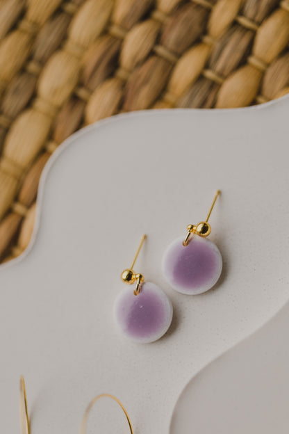 weiß - lila Polymer Ton Ohrringe im Keramik Look