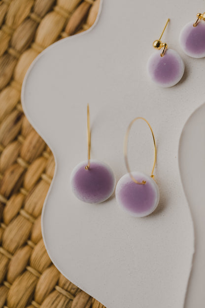 weiß - lila Polymer Ton Ohrringe im Keramik Look