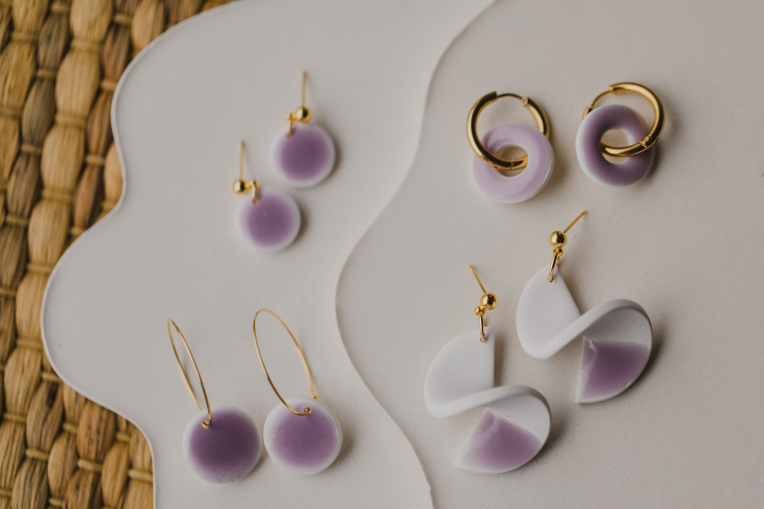 weiß - lila Polymer Ton Ohrringe im Keramik Look