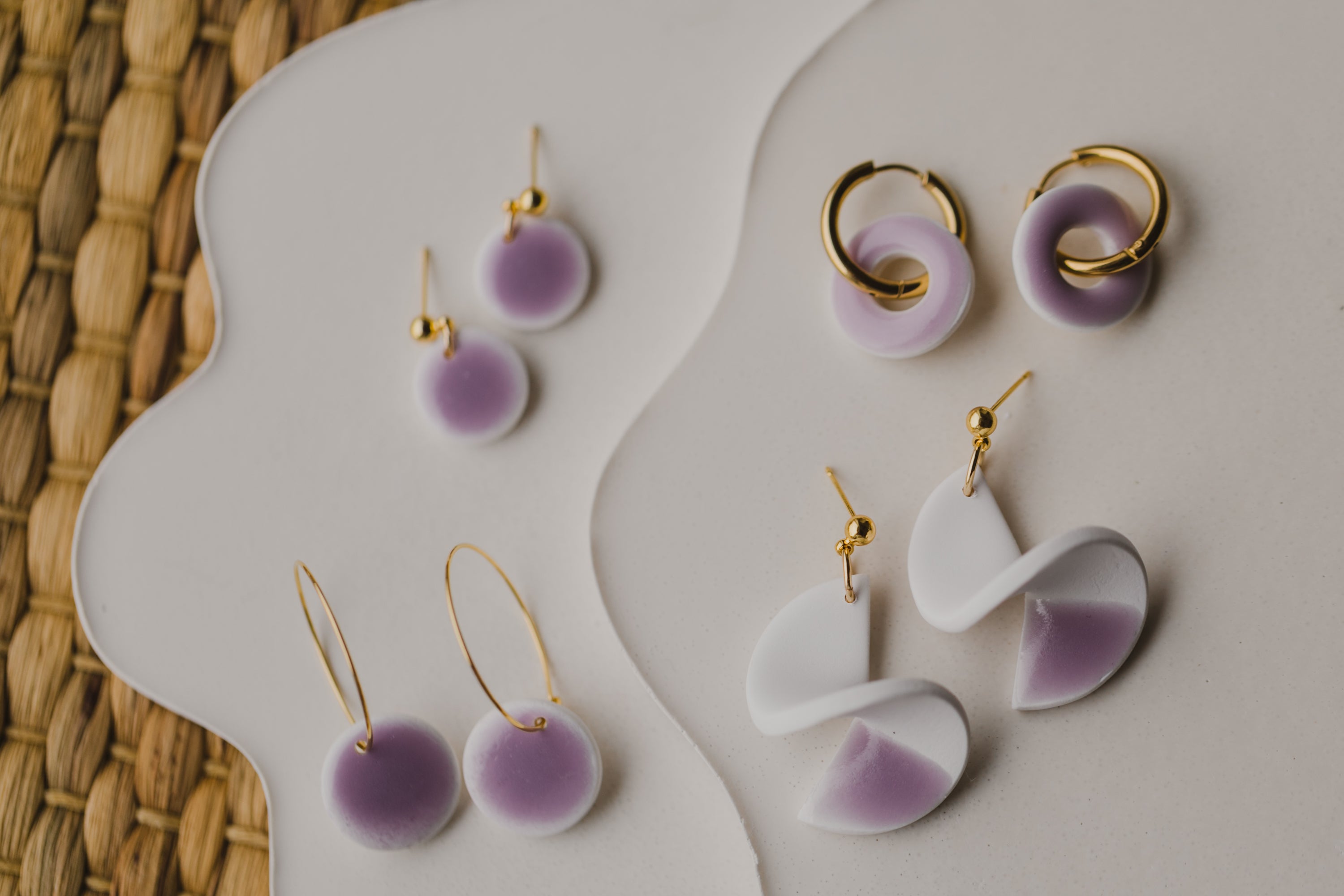 weiß - lila Polymer Ton Ohrringe im Keramik Look