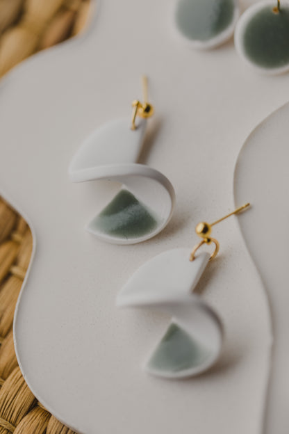 weiß - grünen Polymer Ton Ohrringe im Keramik Look