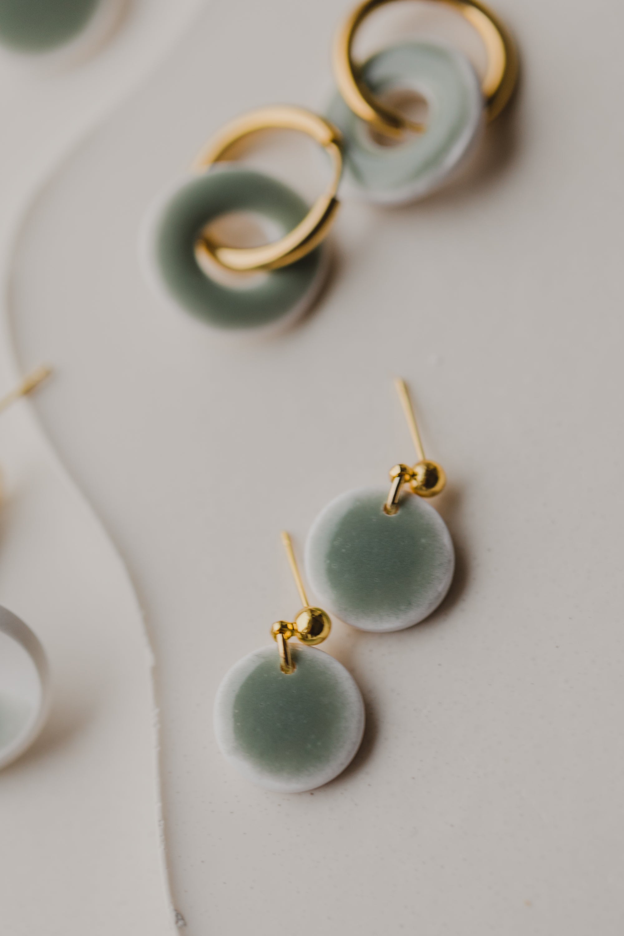 weiß - grünen Polymer Ton Ohrringe im Keramik Look