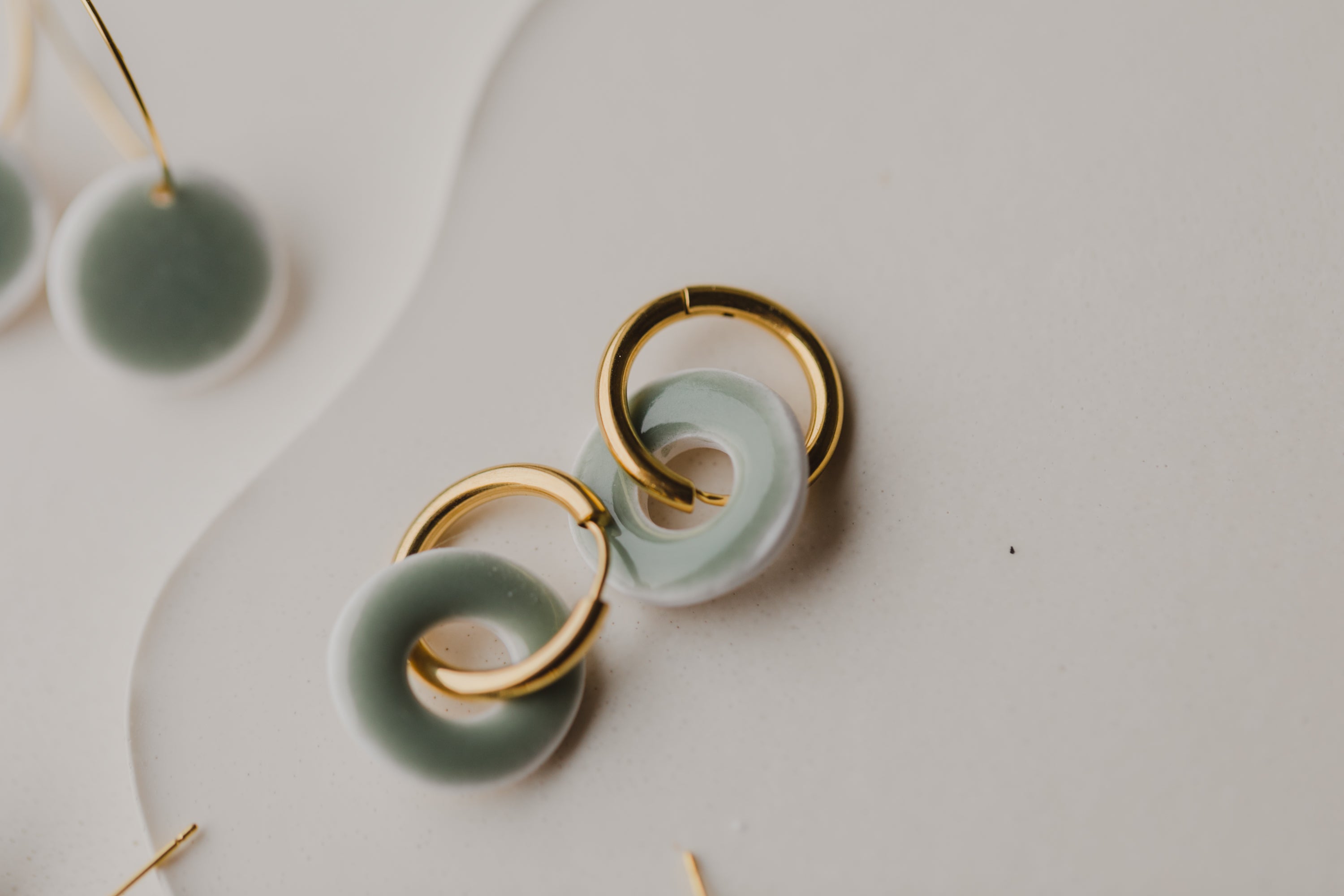 weiß - grünen Polymer Ton Ohrringe im Keramik Look