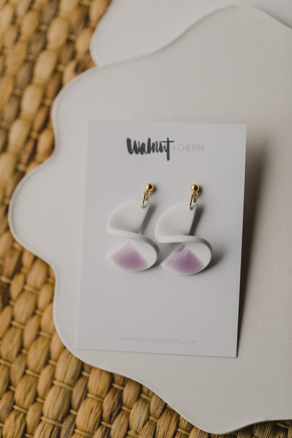 weiß - lila Polymer Ton Ohrringe im Keramik Look