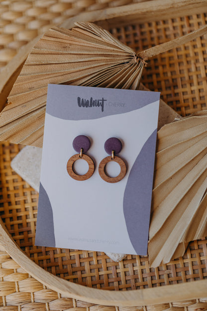 BECCA - runde Polymer Ton Ohrringe in Aubergine mit Holzanhänger kleiner Kreis