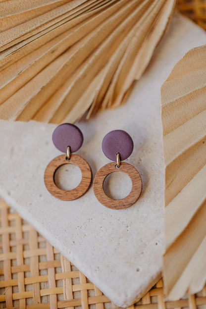 BECCA - runde Polymer Ton Ohrringe in Aubergine mit Holzanhänger kleiner Kreis