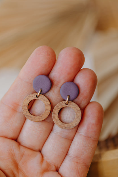 BECCA - runde Polymer Ton Ohrringe in Aubergine mit Holzanhänger kleiner Kreis