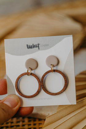 MALIA - runde Polymer Ton Ohrringe in Beige mit Holzanhänger Kreis