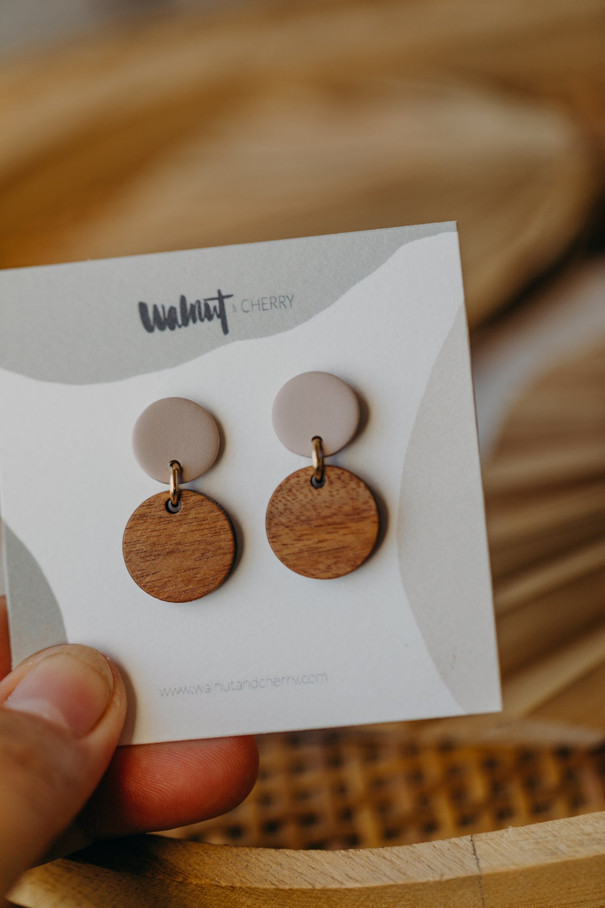 YUMI - runde beige Polymer Ton Ohrringe mit rundem Holzanhänger