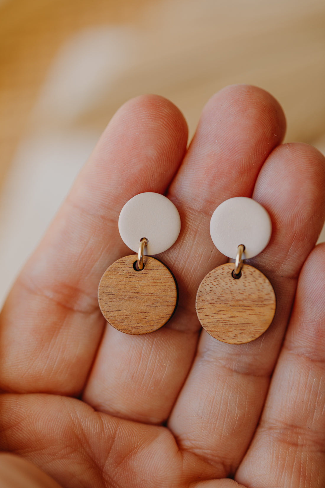 YUMI - runde beige Polymer Ton Ohrringe mit rundem Holzanhänger