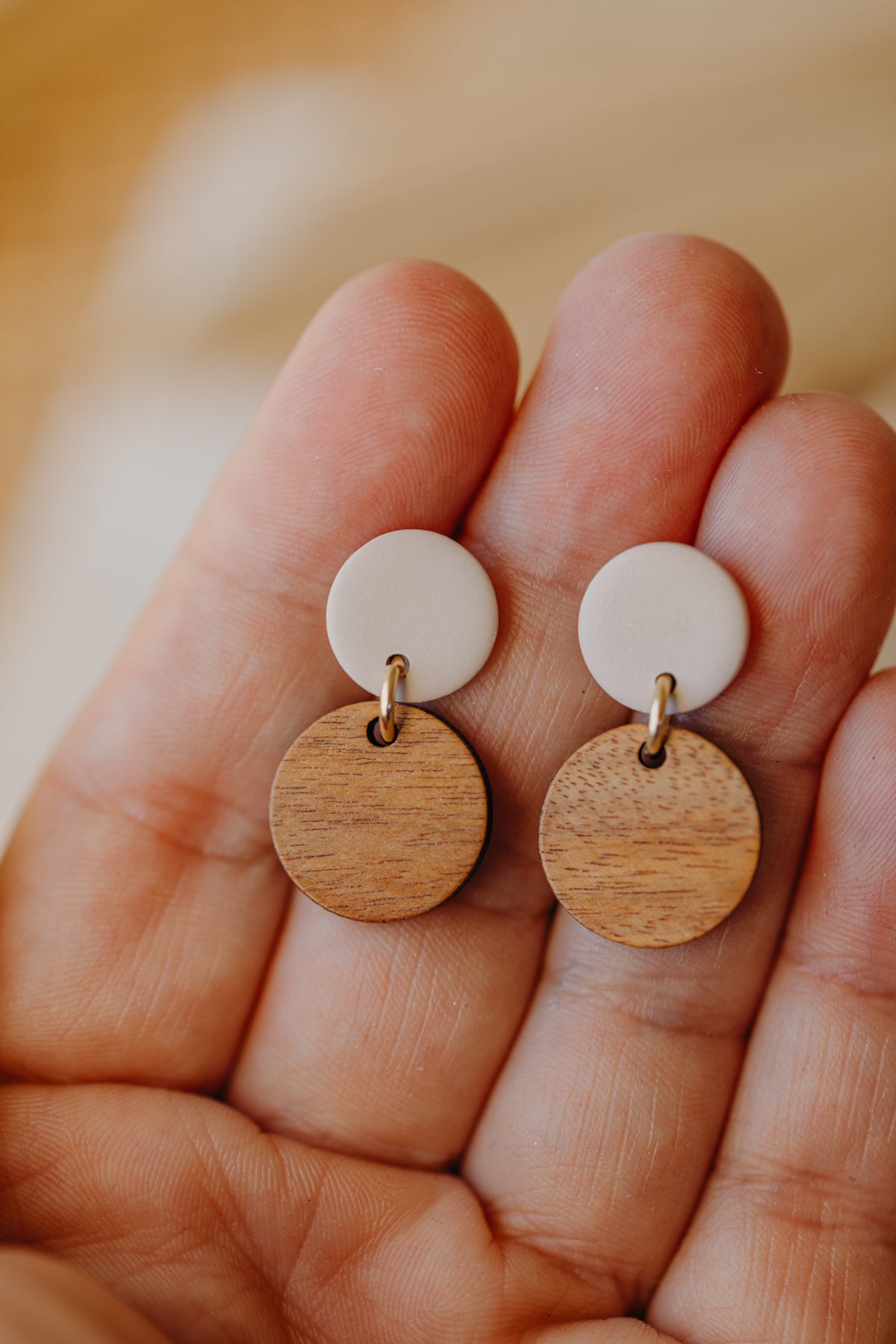 YUMI - runde beige Polymer Ton Ohrringe mit rundem Holzanhänger