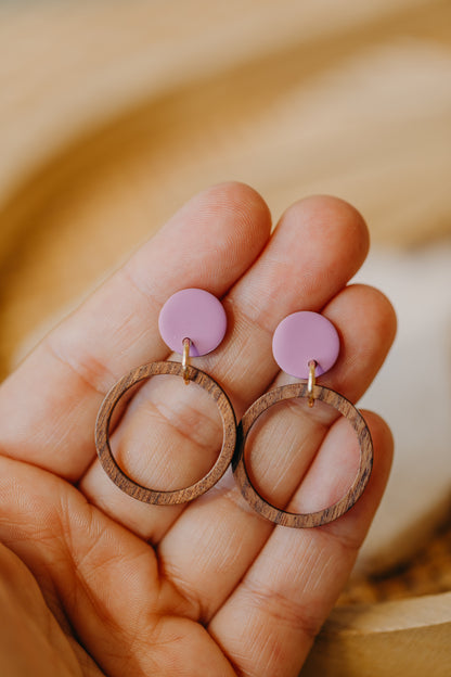 MALIA - runde Polymer Ton Ohrringe in Fuchsia mit Holzanhänger Kreis