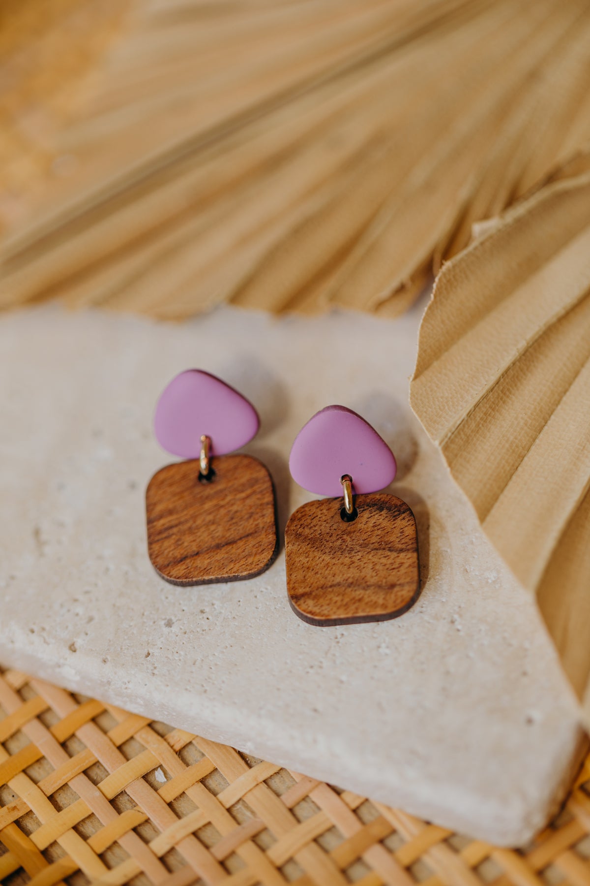 CARLA - dreieckige Polymer Ton Ohrringe in Fuchsia mit rechteckigem Holzanhänger