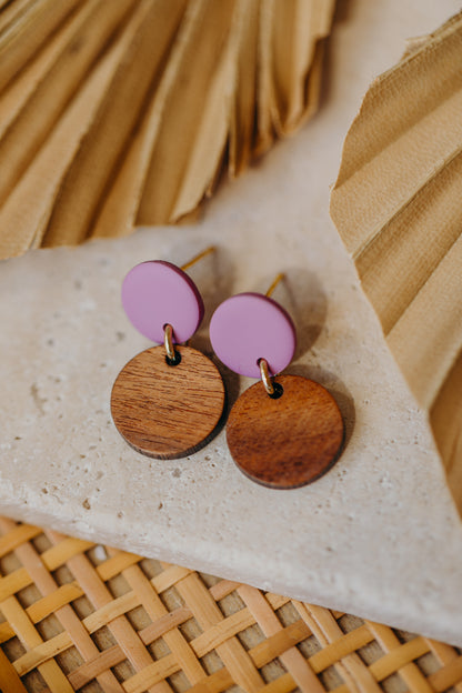 YUMI - runde Polymer Ton Ohrringe in Fuchsia mit rundem Holzanhänger