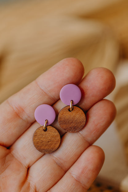 YUMI - runde Polymer Ton Ohrringe in Fuchsia mit rundem Holzanhänger