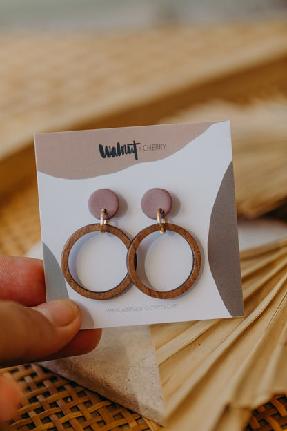 MALIA - runde Polymer Ton Ohrringe in Mauve mit Holzanhänger Kreis