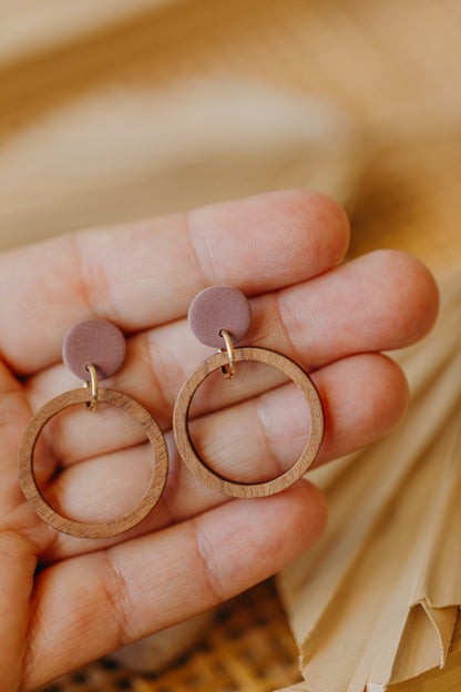MALIA - runde Polymer Ton Ohrringe in Mauve mit Holzanhänger Kreis