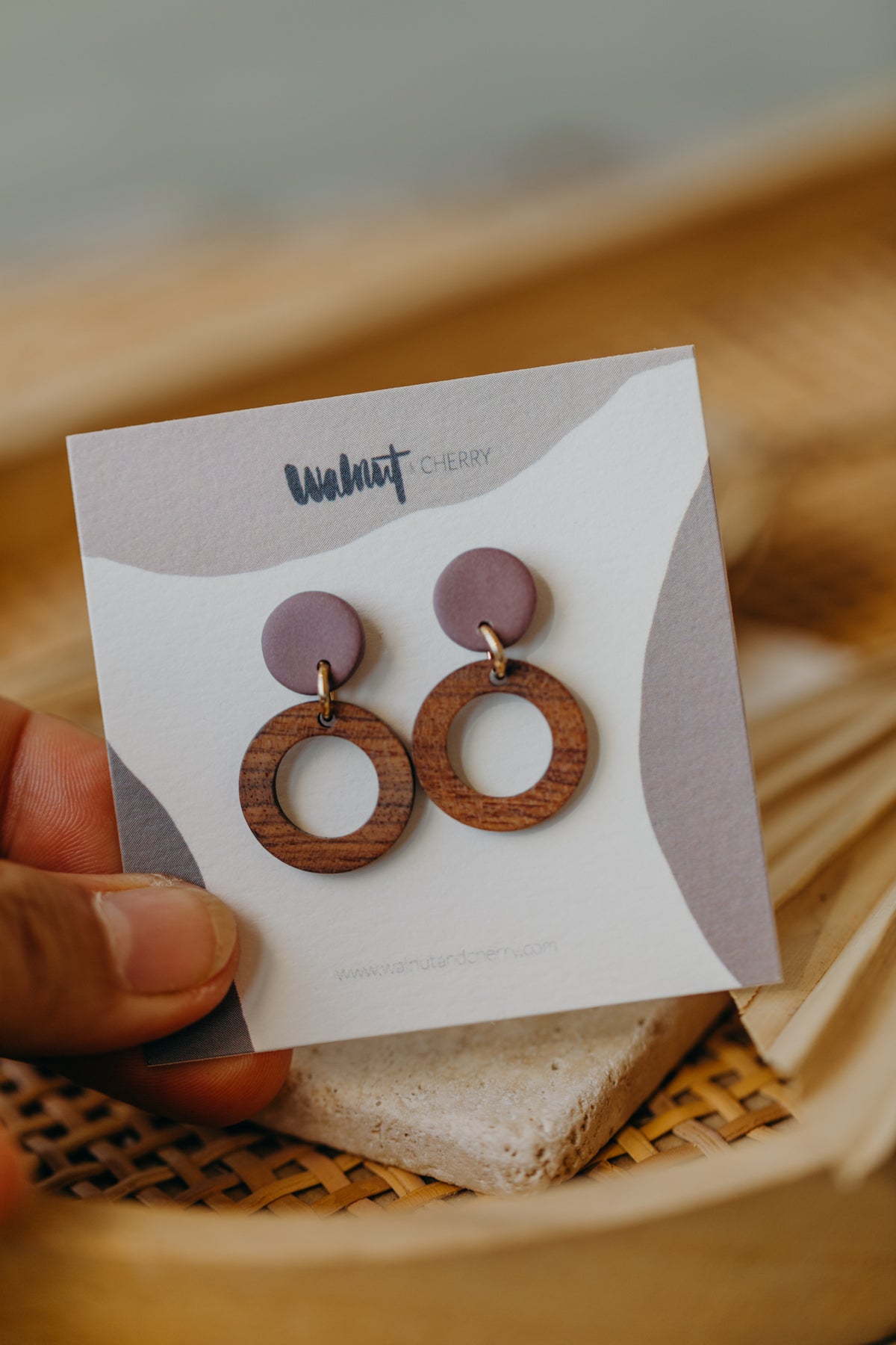 BECCA - runde Polymer Ton Ohrringe in Mauve mit Holzanhänger kleiner Kreis