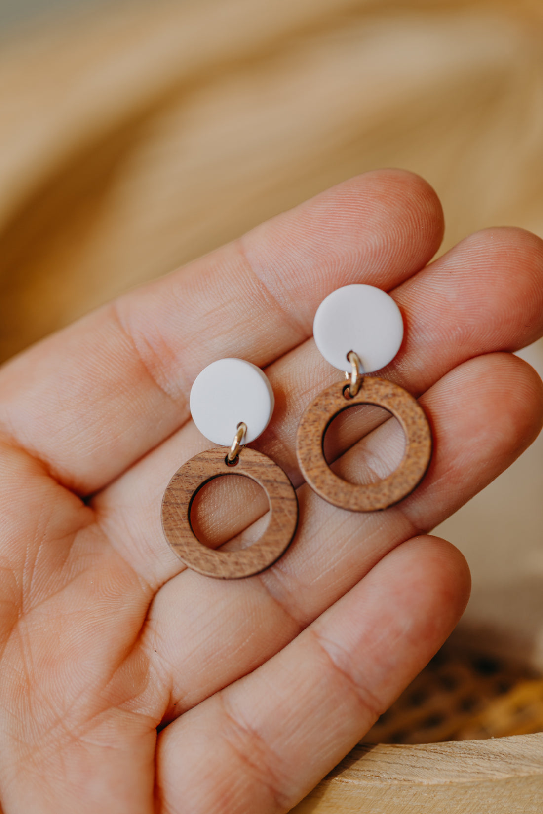 BECCA - runde Polymer Ton Ohrringe in Weiß mit Holzanhänger kleiner Kreis