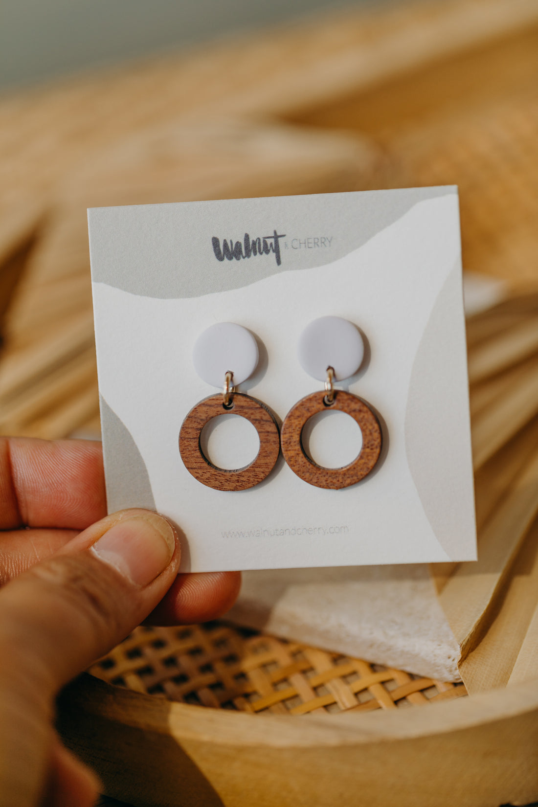 BECCA - runde Polymer Ton Ohrringe in Weiß mit Holzanhänger kleiner Kreis