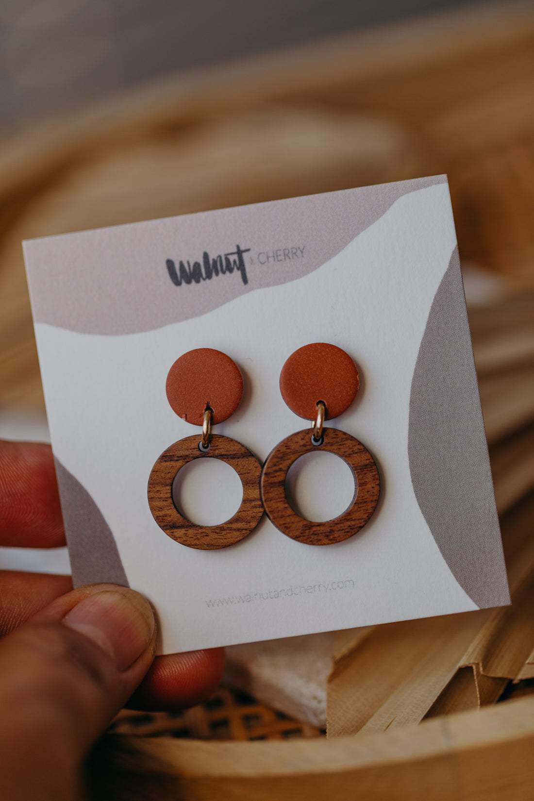 BECCA - runde Polymer Ton Ohrringe in Zimt mit Holzanhänger kleiner Kreis