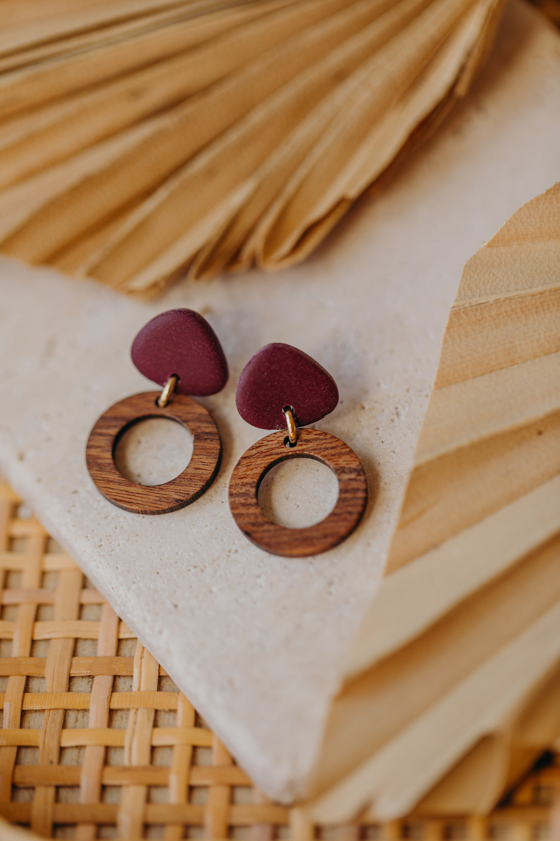 SMILLA - triangular polymer clay earrings in plum with small circle