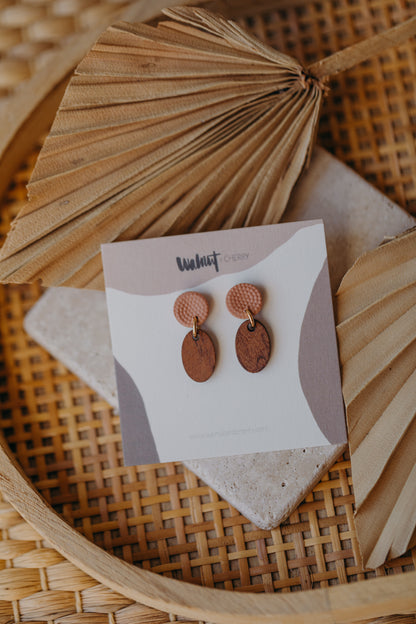 JILL - runde Polymer Ton Ohrringe in Mandarine mit ovalem Holzanhänger